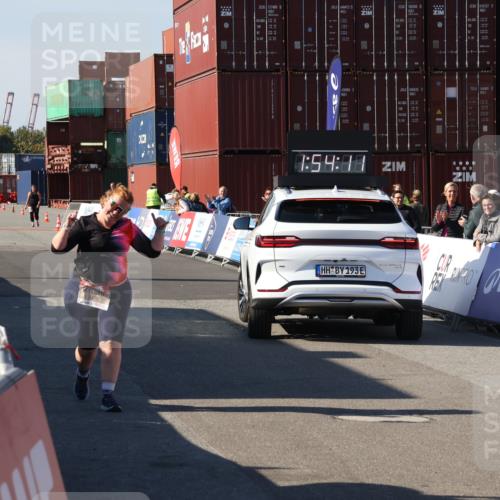 03.10.2025 - Köhlbrandbrückenlauf Luisa Fischer http://msf.ph/oto/9046967 03.10.2025 13:54:10 Ziel 8920, 5471, 5603, 6549 meine-sportfotos.de