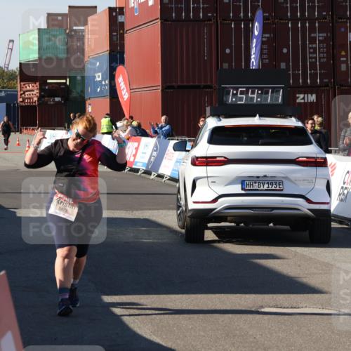 03.10.2025 - Köhlbrandbrückenlauf Luisa Fischer http://msf.ph/oto/9046971 03.10.2025 13:54:10 Ziel 8920, 5471, 5603, 6549 meine-sportfotos.de