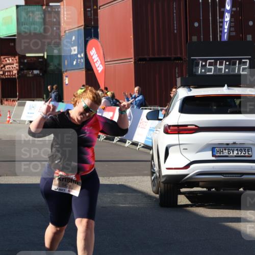03.10.2025 - Köhlbrandbrückenlauf Luisa Fischer http://msf.ph/oto/9046975 03.10.2025 13:54:10 Ziel 8920, 5471, 5603, 6549 meine-sportfotos.de