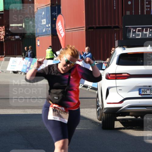 03.10.2025 - Köhlbrandbrückenlauf Luisa Fischer http://msf.ph/oto/9046978 03.10.2025 13:54:11 Ziel 8920, 5471, 6549 meine-sportfotos.de