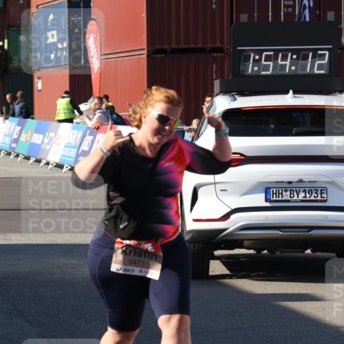03.10.2025 - Köhlbrandbrückenlauf Luisa Fischer http://msf.ph/oto/9046984 03.10.2025 13:54:11 Ziel 8920, 5471, 6549 meine-sportfotos.de