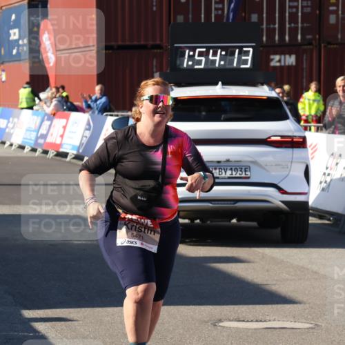 03.10.2025 - Köhlbrandbrückenlauf Luisa Fischer http://msf.ph/oto/9046988 03.10.2025 13:54:11 Ziel 8920, 5471, 6549 meine-sportfotos.de