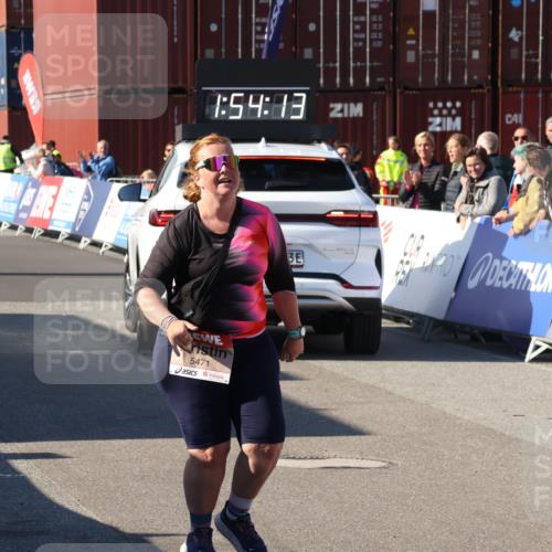 03.10.2025 - Köhlbrandbrückenlauf Luisa Fischer http://msf.ph/oto/9046992 03.10.2025 13:54:12 Ziel 8920, 5471, 6549 meine-sportfotos.de