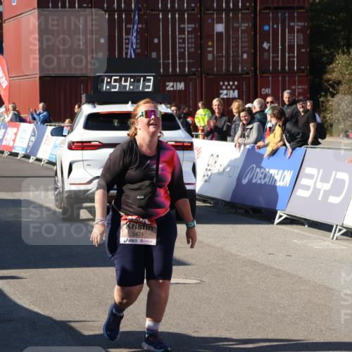 03.10.2025 - Köhlbrandbrückenlauf Luisa Fischer http://msf.ph/oto/9046999 03.10.2025 13:54:12 Ziel 8920, 5471, 6549 meine-sportfotos.de