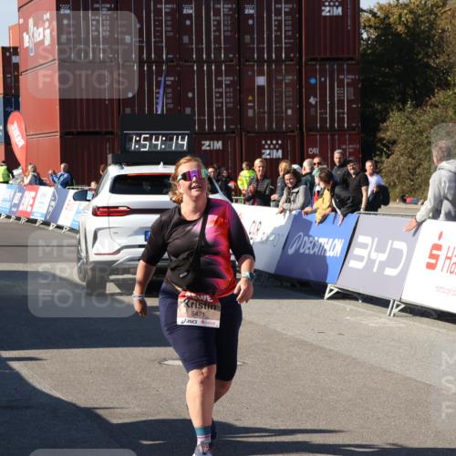 03.10.2025 - Köhlbrandbrückenlauf Luisa Fischer http://msf.ph/oto/9047003 03.10.2025 13:54:12 Ziel 8920, 5471, 6549 meine-sportfotos.de