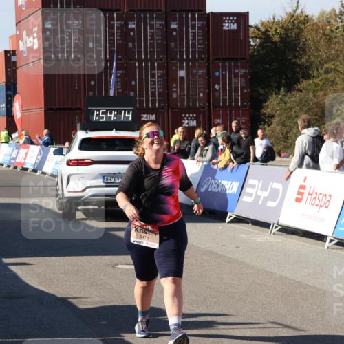 03.10.2025 - Köhlbrandbrückenlauf Luisa Fischer http://msf.ph/oto/9047007 03.10.2025 13:54:13 Ziel 8920, 5471, 6549 meine-sportfotos.de