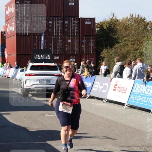 03.10.2025 - Köhlbrandbrückenlauf Luisa Fischer http://msf.ph/oto/9047015 03.10.2025 13:54:13 Ziel 8920, 5471, 6549 meine-sportfotos.de