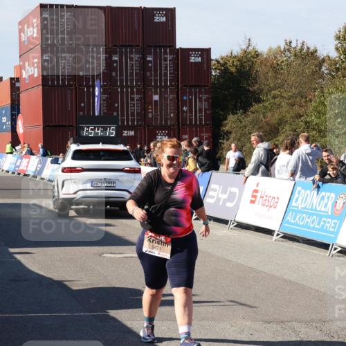 03.10.2025 - Köhlbrandbrückenlauf Luisa Fischer http://msf.ph/oto/9047019 03.10.2025 13:54:14 Ziel 7123, 8920, 5471, 6549 meine-sportfotos.de