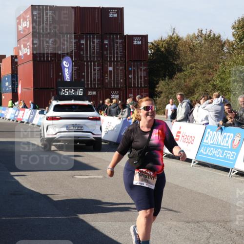 03.10.2025 - Köhlbrandbrückenlauf Luisa Fischer http://msf.ph/oto/9047028 03.10.2025 13:54:14 Ziel 7123, 8920, 5471, 6549 meine-sportfotos.de
