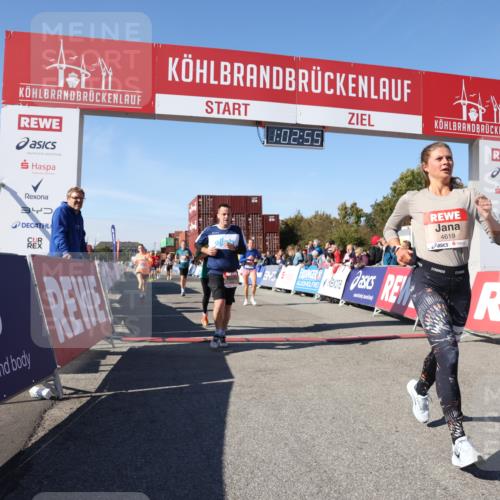 03.10.2025 - Köhlbrandbrückenlauf Lena Gebhardt http://msf.ph/oto/9047300 03.10.2025 13:02:55 Ziel 4095, 4116, 4137, 4203, 4279, 4294, 4619, 4747, 5245, 5793, 5810, 6175, 6447, 6739, 6770 meine-sportfotos.de