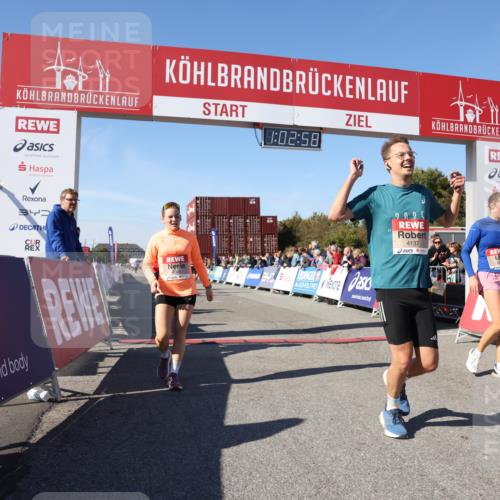 03.10.2025 - Köhlbrandbrückenlauf Lena Gebhardt http://msf.ph/oto/9047360 03.10.2025 13:02:59 Ziel 4095, 4137, 4203, 4279, 4294, 4619, 4747, 6175, 6447, 6655, 6770 meine-sportfotos.de