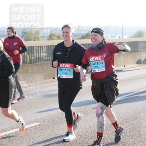 03.10.2025 - Köhlbrandbrückenlauf Lena Gebhardt http://msf.ph/oto/9047494 03.10.2025 09:29:29 Position 1 3319, 2755, 2757 meine-sportfotos.de
