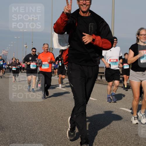 03.10.2025 - Köhlbrandbrückenlauf Fabian Wolf http://msf.ph/oto/9047590 03.10.2025 09:59:41 Position 3 2750, 1513, 2577 meine-sportfotos.de