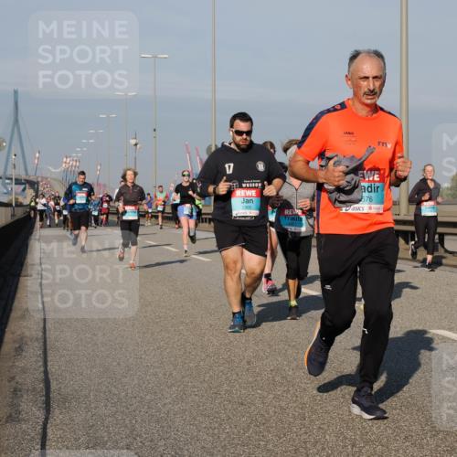 03.10.2025 - Köhlbrandbrückenlauf Fabian Wolf http://msf.ph/oto/9047622 03.10.2025 09:59:43 Position 3 17, 2905, 2423, 576 meine-sportfotos.de