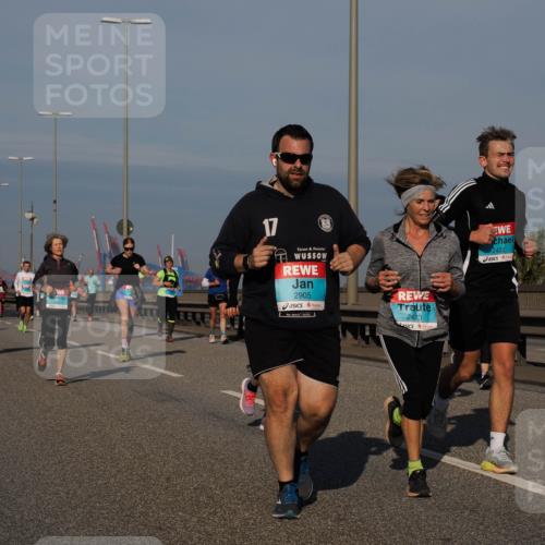 03.10.2025 - Köhlbrandbrückenlauf Fabian Wolf http://msf.ph/oto/9047639 03.10.2025 09:59:45 Position 3 17, 2905, 04131, 12312, 2423, 2422 meine-sportfotos.de