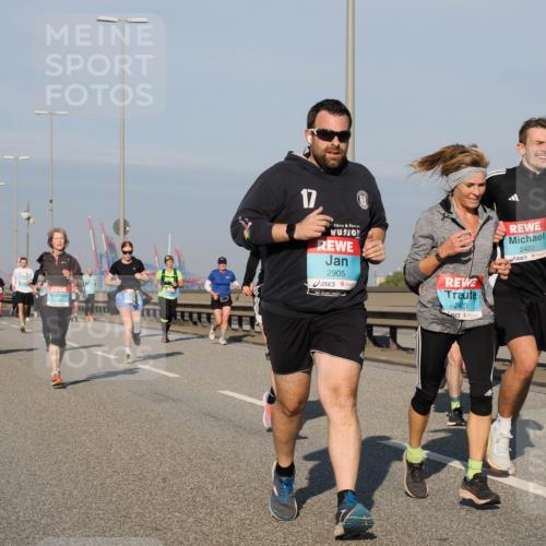 03.10.2025 - Köhlbrandbrückenlauf Fabian Wolf http://msf.ph/oto/9047642 03.10.2025 09:59:45 Position 3 17, 2905, 2423, 2422 meine-sportfotos.de