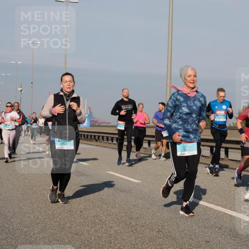03.10.2025 - Köhlbrandbrückenlauf Fabian Wolf http://msf.ph/oto/9047899 03.10.2025 10:00:02 Position 3 2949, 3823, 3747 meine-sportfotos.de