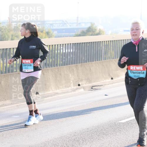 03.10.2025 - Köhlbrandbrückenlauf Lena Gebhardt http://msf.ph/oto/9048201 03.10.2025 09:30:20 Position 1 2535, 3548, 3517 meine-sportfotos.de