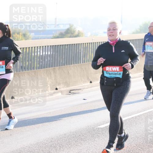03.10.2025 - Köhlbrandbrückenlauf Lena Gebhardt http://msf.ph/oto/9048202 03.10.2025 09:30:20 Position 1 2535, 3549, 3517 meine-sportfotos.de
