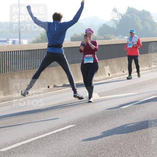 03.10.2025 - Köhlbrandbrückenlauf Lena Gebhardt http://msf.ph/oto/9048263 03.10.2025 09:30:24 Position 1  meine-sportfotos.de