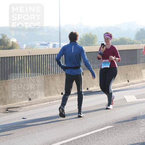 03.10.2025 - Köhlbrandbrückenlauf Lena Gebhardt http://msf.ph/oto/9048273 03.10.2025 09:30:25 Position 1  meine-sportfotos.de