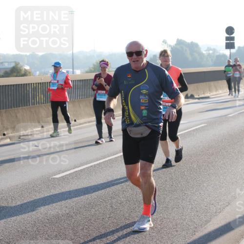 03.10.2025 - Köhlbrandbrückenlauf Lena Gebhardt http://msf.ph/oto/9048308 03.10.2025 09:30:29 Position 1  meine-sportfotos.de
