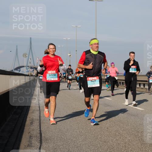 03.10.2025 - Köhlbrandbrückenlauf Fabian Wolf http://msf.ph/oto/9048378 03.10.2025 10:00:27 Position 3 3487, 3486, 3557 meine-sportfotos.de