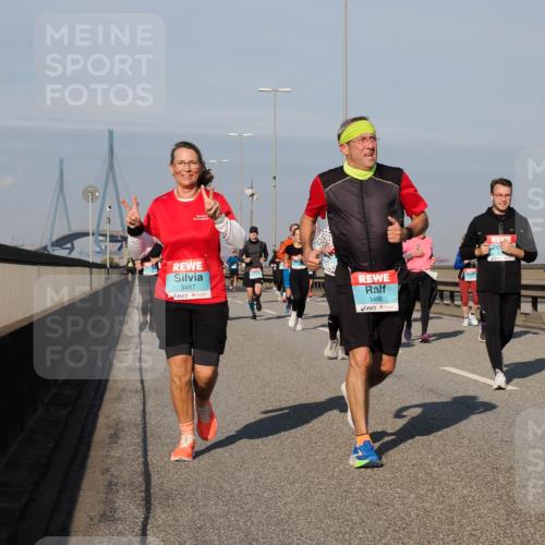03.10.2025 - Köhlbrandbrückenlauf Fabian Wolf http://msf.ph/oto/9048386 03.10.2025 10:00:27 Position 3 3487, 3486 meine-sportfotos.de
