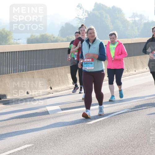 03.10.2025 - Köhlbrandbrückenlauf Lena Gebhardt http://msf.ph/oto/9048392 03.10.2025 09:30:35 Position 1 2515, 3571 meine-sportfotos.de