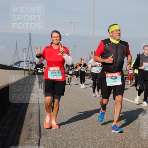 03.10.2025 - Köhlbrandbrückenlauf Fabian Wolf http://msf.ph/oto/9048393 03.10.2025 10:00:28 Position 3 3487, 3486, 3557 meine-sportfotos.de