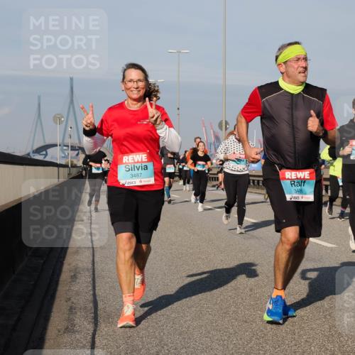 03.10.2025 - Köhlbrandbrückenlauf Fabian Wolf http://msf.ph/oto/9048396 03.10.2025 10:00:28 Position 3 3487, 3486, 3557 meine-sportfotos.de