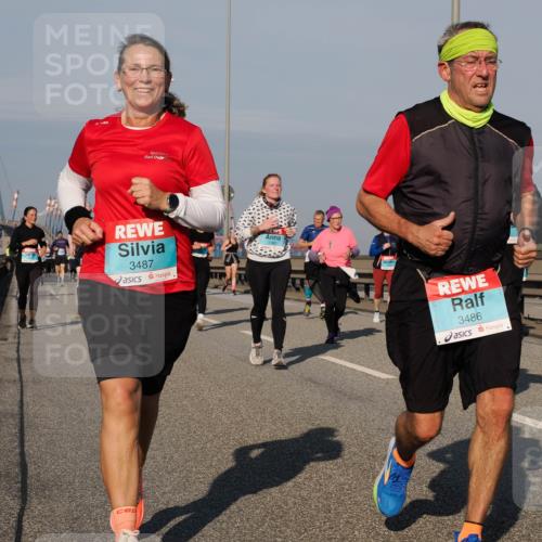 03.10.2025 - Köhlbrandbrückenlauf Fabian Wolf http://msf.ph/oto/9048411 03.10.2025 10:00:28 Position 3 3487, 3486 meine-sportfotos.de