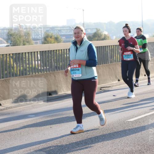 03.10.2025 - Köhlbrandbrückenlauf Lena Gebhardt http://msf.ph/oto/9048436 03.10.2025 09:30:39 Position 1 2515, 3290 meine-sportfotos.de