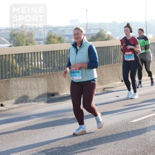 03.10.2025 - Köhlbrandbrückenlauf Lena Gebhardt http://msf.ph/oto/9048438 03.10.2025 09:30:39 Position 1 2515 meine-sportfotos.de