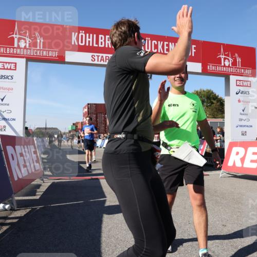 03.10.2025 - Köhlbrandbrückenlauf Lena Gebhardt http://msf.ph/oto/9048552 03.10.2025 13:04:23 Ziel 4117, 4198, 4297, 4494, 4665, 4836, 4995, 5055, 6038, 6250, 6251, 6523, 6723, 6724 meine-sportfotos.de