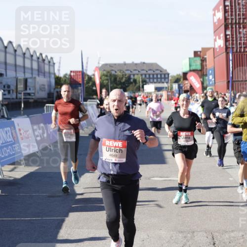 03.10.2025 - Köhlbrandbrückenlauf Jannik Wohlers http://msf.ph/oto/9048568 03.10.2025 13:07:21 Ziel 4287, 4288, 4590, 4649, 4794, 4806, 5645, 5646, 5870, 5872, 6302, 6459, 6467 meine-sportfotos.de