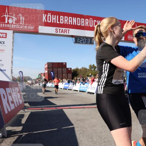 03.10.2025 - Köhlbrandbrückenlauf Lena Gebhardt http://msf.ph/oto/9048626 03.10.2025 13:20:31 Ziel 4269, 4385, 4570, 4571, 4591, 4672, 4739, 4790, 4859, 5082, 5144, 5208, 5543, 5631, 5790, 6807 meine-sportfotos.de