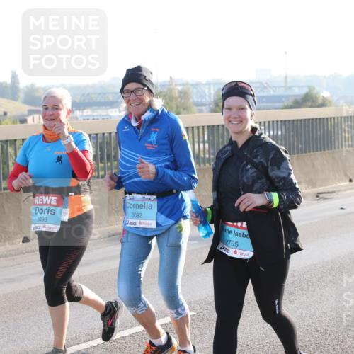 03.10.2025 - Köhlbrandbrückenlauf Lena Gebhardt http://msf.ph/oto/9048640 03.10.2025 09:30:48 Position 1 3093, 3092, 2795 meine-sportfotos.de