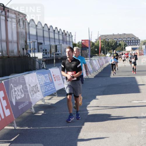 03.10.2025 - Köhlbrandbrückenlauf Jannik Wohlers http://msf.ph/oto/9048691 03.10.2025 13:07:25 Ziel 4113, 4287, 4288, 4590, 4636, 4649, 4794, 4806, 5645, 5646, 5870, 5872, 6459 meine-sportfotos.de