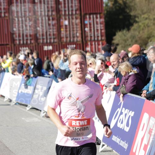 03.10.2025 - Köhlbrandbrückenlauf Jannik Wohlers http://msf.ph/oto/9048702 03.10.2025 13:07:26 Ziel 4113, 4287, 4288, 4375, 4590, 4636, 4649, 4794, 4806, 5645, 5646, 5870, 5872, 6459 meine-sportfotos.de