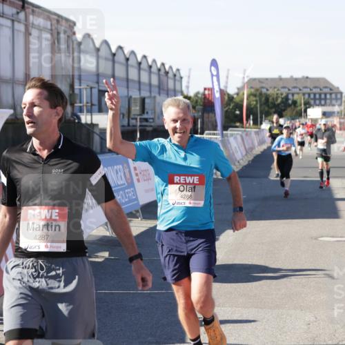 03.10.2025 - Köhlbrandbrückenlauf Jannik Wohlers http://msf.ph/oto/9048753 03.10.2025 13:07:27 Ziel 4113, 4254, 4287, 4288, 4375, 4590, 4636, 4649, 4794, 4806, 5645, 5646, 5870, 5872, 6459 meine-sportfotos.de