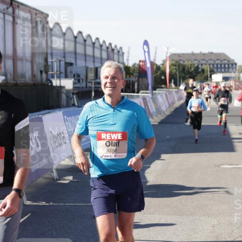03.10.2025 - Köhlbrandbrückenlauf Jannik Wohlers http://msf.ph/oto/9048791 03.10.2025 13:07:28 Ziel 4113, 4254, 4287, 4288, 4375, 4590, 4636, 4649, 4794, 4806, 5645, 5646, 5870, 5872, 6459 meine-sportfotos.de