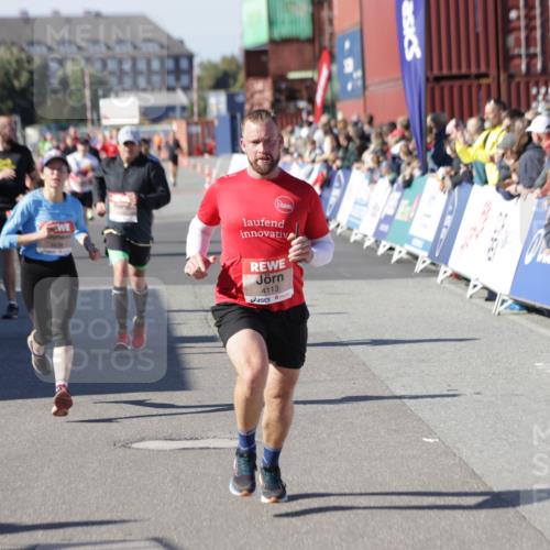 03.10.2025 - Köhlbrandbrückenlauf Jannik Wohlers http://msf.ph/oto/9048795 03.10.2025 13:07:29 Ziel 4113, 4254, 4287, 4288, 4375, 4590, 4636, 4649, 4794, 4806, 5645, 5646, 5870, 5872, 6459 meine-sportfotos.de