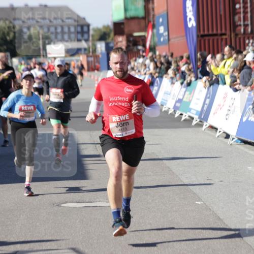 03.10.2025 - Köhlbrandbrückenlauf Jannik Wohlers http://msf.ph/oto/9048799 03.10.2025 13:07:29 Ziel 4113, 4254, 4287, 4288, 4375, 4590, 4636, 4649, 4794, 4806, 5645, 5646, 5870, 5872, 6459 meine-sportfotos.de