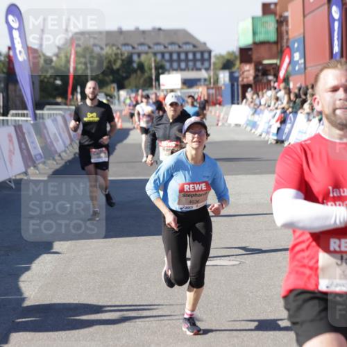 03.10.2025 - Köhlbrandbrückenlauf Jannik Wohlers http://msf.ph/oto/9048862 03.10.2025 13:07:30 Ziel 4113, 4254, 4287, 4288, 4375, 4590, 4636, 4649, 4794, 4806, 5645, 5646, 5870, 5872, 6459 meine-sportfotos.de