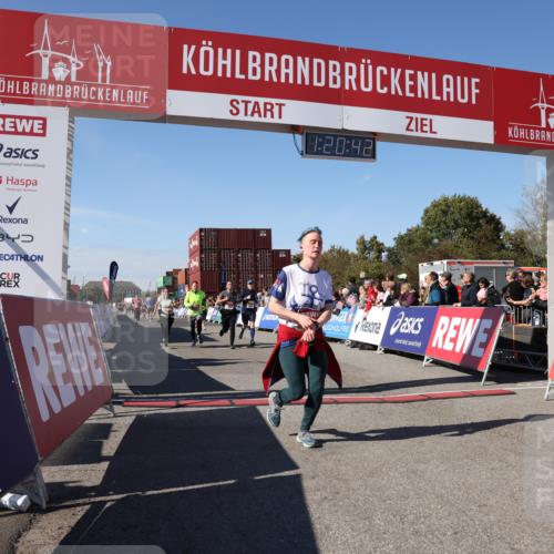 03.10.2025 - Köhlbrandbrückenlauf Lena Gebhardt http://msf.ph/oto/9048878 03.10.2025 13:20:43 Ziel 4269, 4476, 4646, 4709, 4790, 5480, 5488, 5543, 5774, 5918, 5920, 6777, 6807 meine-sportfotos.de