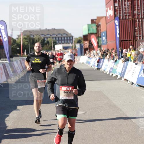 03.10.2025 - Köhlbrandbrückenlauf Jannik Wohlers http://msf.ph/oto/9048899 03.10.2025 13:07:32 Ziel 4113, 4165, 4254, 4263, 4287, 4288, 4375, 4590, 4636, 5645, 5646, 5870, 5872 meine-sportfotos.de