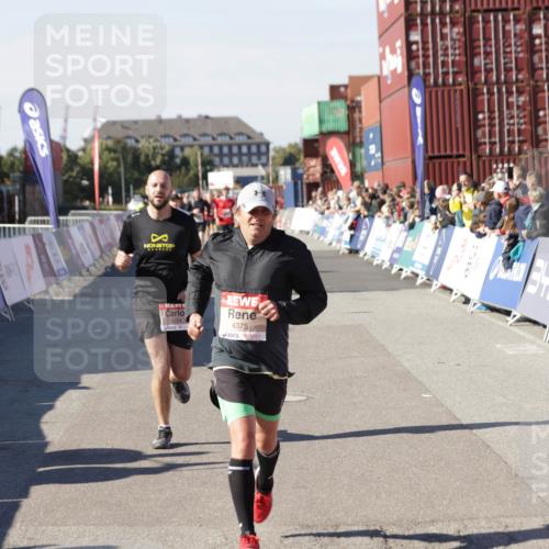 03.10.2025 - Köhlbrandbrückenlauf Jannik Wohlers http://msf.ph/oto/9048911 03.10.2025 13:07:32 Ziel 4113, 4165, 4254, 4263, 4287, 4288, 4375, 4590, 4636, 5645, 5646, 5870, 5872 meine-sportfotos.de