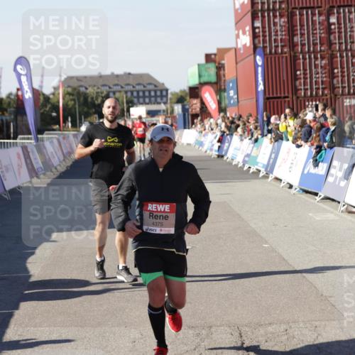 03.10.2025 - Köhlbrandbrückenlauf Jannik Wohlers http://msf.ph/oto/9048919 03.10.2025 13:07:32 Ziel 4113, 4165, 4254, 4263, 4287, 4288, 4375, 4590, 4636, 5645, 5646, 5870, 5872 meine-sportfotos.de
