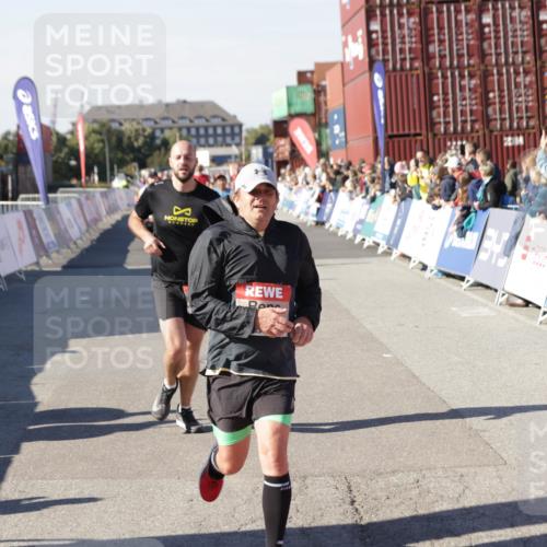 03.10.2025 - Köhlbrandbrückenlauf Jannik Wohlers http://msf.ph/oto/9048935 03.10.2025 13:07:33 Ziel 4113, 4165, 4254, 4263, 4287, 4288, 4375, 4590, 4636, 5870, 5872 meine-sportfotos.de